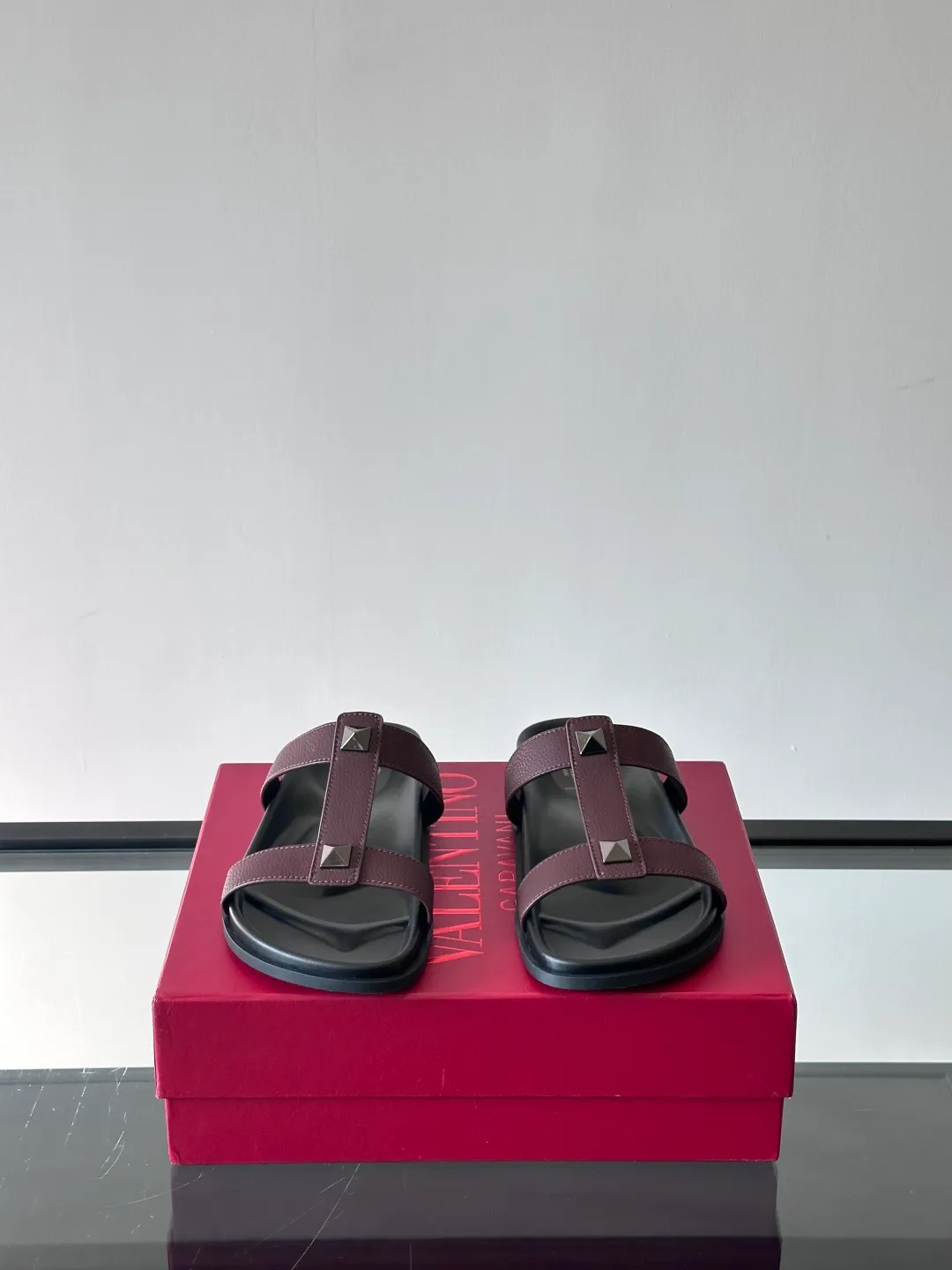 Men's shoes 💰p320 "VALENTINO" Valentino Men's 🧍‍♂️ Spring and summer new style metal rivet flat slippers, elegant sandals, the same style worn by celebrities, original molding, imported calfskin. Rubber outsole. Soft and durable, full set of counter packaging size: 39-44 (customized at 38.45.46)